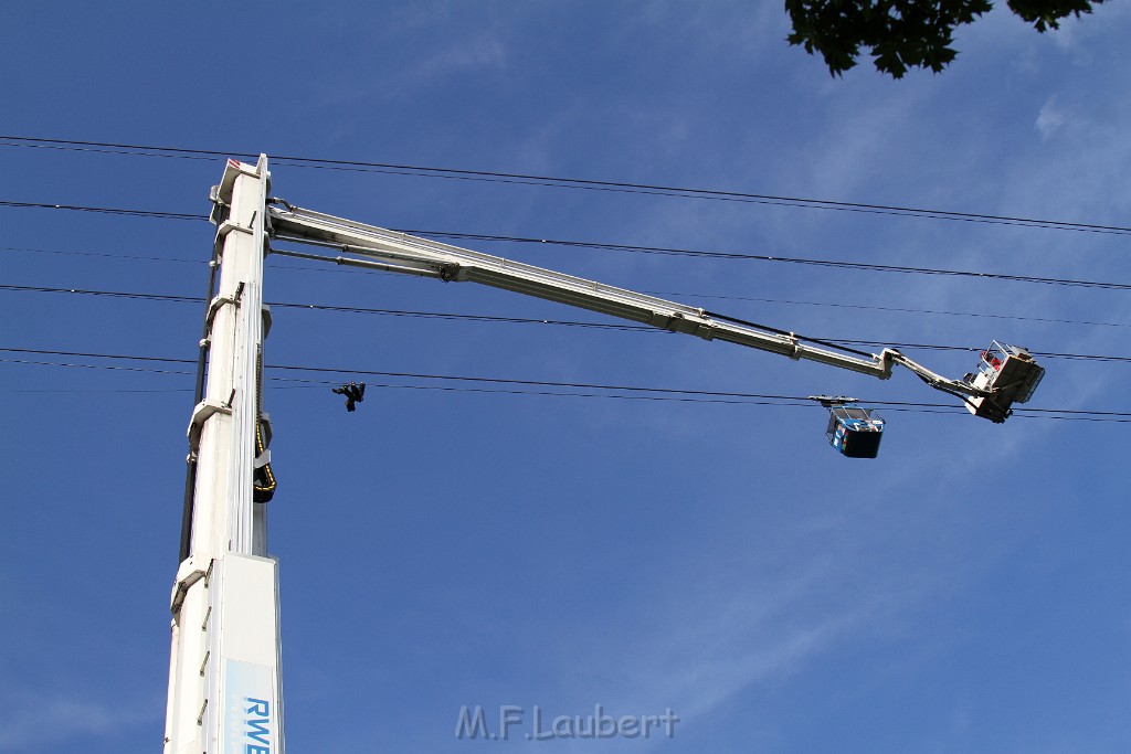 Koelner Seilbahn Gondel blieb haengen Koeln Linksrheinisch P580.JPG